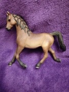 Schleich - klacz rasy arabskiej z 2013