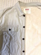 Ciepła kurtka Levisa na jasnym kożuszku .