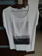 Biała bluzeczka Esprit  M/L z ozdobną aplikacją w odcieniach szarości.