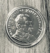 JÓZEF PIŁSUDSKI - MEDAL - 100 ROCZNICA ODZYSKANIA NIEPODLEGŁOŚCI + ALBUM