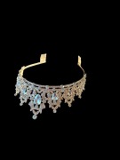 Diadem złota korona wykładana kamieniami