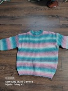 Sweter dziewczęcy w dobrym stanie.