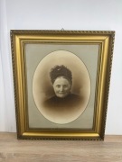 Stary portret kobiety w ozdobnej złotej ramie – antyk / vintage