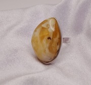 Srebrny pierścionek z bursztynem