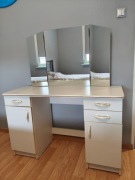 Biała toaletka z dużym lustrem