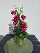 Kompozycja ze storczykiem w złotej donicy, Elegancka kompozycja kwiatowa 