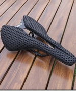 siodełko rowerowe z włókna węglowego z nadrukiem 3D