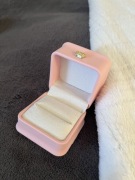 Różowe pudełko na pierścionek zaręczynowy, biżuterię; HIT sezonu