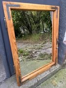 Lustro w ramie okiennej