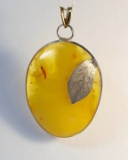 Wisiorek z bursztynu