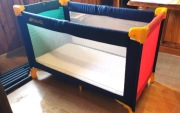 Łóżeczko turystyczne dla dzieci z materacem! Cena 180 ZŁ. do negocjacji
