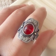Retro srebrny pierścionek z czerwonym kamieniem regulowany