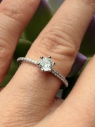 Piękny srebrny klasyczny pierścionek z cyrkoniami