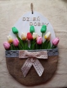Wiszący stroik z tulipanami