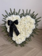 Wiązanka w kształcie serca na stojaku stroik na cmentarz