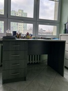 Zielone biurko z szufladami