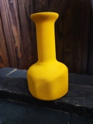 Żółty ceramiczny wazon