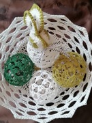 Kompozycja wielkanocna z zajączkiem i jajkami. Stroik wielkanocny szydelkow