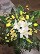 Kompozycja nagrobna ze sztucznych kwiatów 