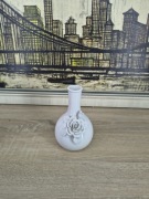 Porcelanowy wazon z reliefową różą – biały