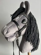 NOWY Hobby Horse A4 z ogłowiem i wodzami szary