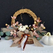 Śliczny wianek  jesienny z dyniami