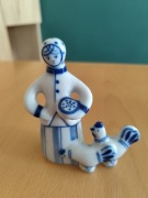 Figurka porcelanowa Gżel Gzhel ZSRR kobieta karmiąca kury 