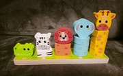 drewniana piramidka edukacyjna w formie sortownika zwierzątka