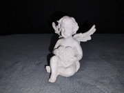 Biała Figurka siedzącego aniołka z sercem