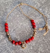 Bransoletka na jedwabnej nitce z czerwonym howlitem i kryształkami