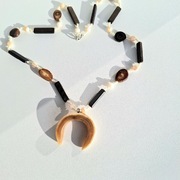 Naszyjnik z kości. Warszawa