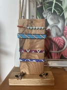 Stojak na biżuterię bransoletka sznurkowa drewniany stojak