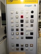 Włączniki i gniazda różnych kolorów i rodzajów