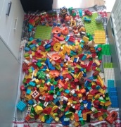 LEGO DUPLO 7KG Klocki do układania, duże płytki, figurki + auta i pociąg