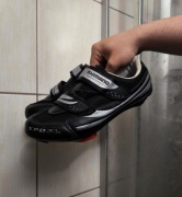 Męskie buty 42 rowerowe marki Shimano, model R063, zaprojektowane do kolars