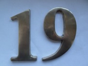 Dwie duże (ok. 14,5cm) przykręcane mosiężne cyfry 1 i 6/9 (na drzwi, bramę)