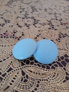 Klipsy w kolorze niebieskim.