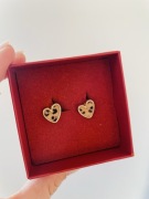 Eleganckie mini kolczyki w panterkę - serduszka