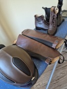 Buty czapsy i kask do jazdy konnej