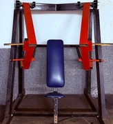 Maszyna na wolny ciężar do wyciskania na klatkę