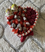 Tort Kinder Serce Prezent na Dzień Kobiet Urodziny Zestaw Słodyczy Róże