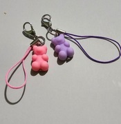 Zawieszka,breloczek,wpinka - MISIO! maleńki miś,do wpięcia,telefon,zamek.