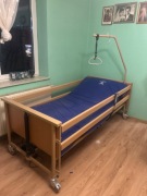 Elektryczne łóżko rehabilitacyjne z materacem i wysięgnikiem 