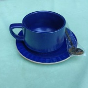 Zestaw kawowy ceramiczny składający się z filiżanki, spodka oraz łyżeczki