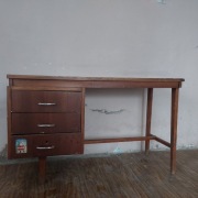 Biurko drewniane tekowego w stylu mid-century PRL lata 70 vintage