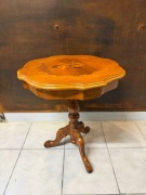 Stolik kawowy drewniany intarsjowany na nodze 