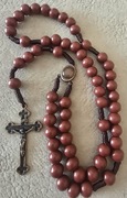 Różaniec drewniany z Watykanu. Naszyjnik. PREZENT dla Babci. Maj 2025(T).