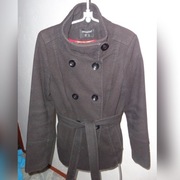 Czarny flauszowy płaszczyk wiązany w pasie