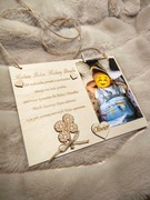 Ramka z grawerowanymi życzeniami i bukiecikiem oraz podpisem i zdjęciem