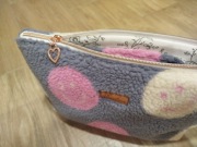 Kosmetyczka, boucle szare i różowe emotki 